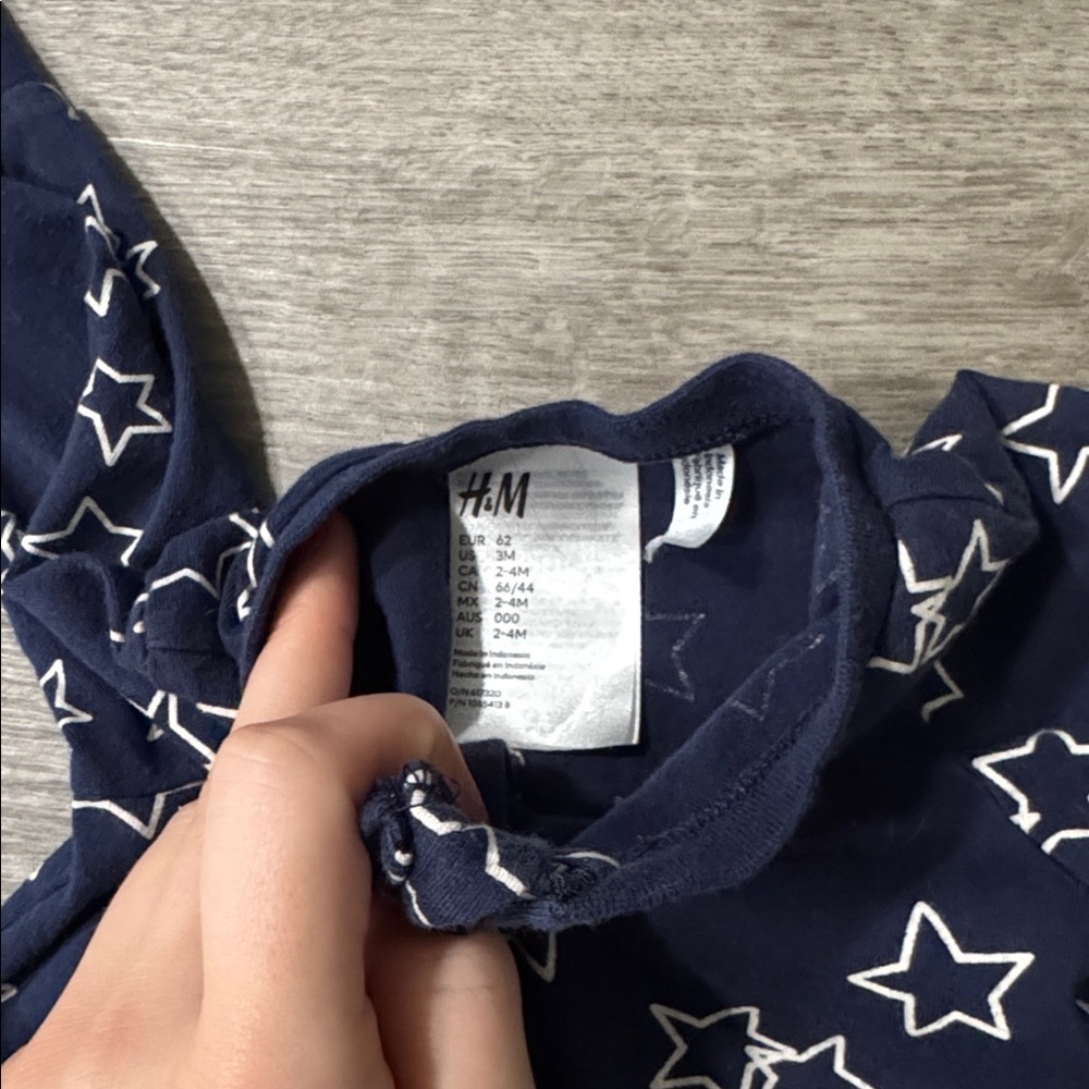 H&M Footless Long Sleeve Star Onesie - Picture 5 of 5